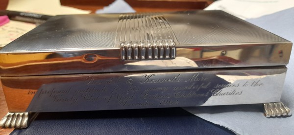 25643
